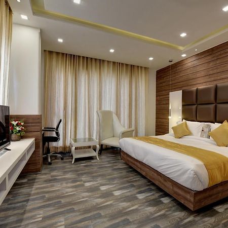 Golden Tree Hotel Noida Ngoại thất bức ảnh
