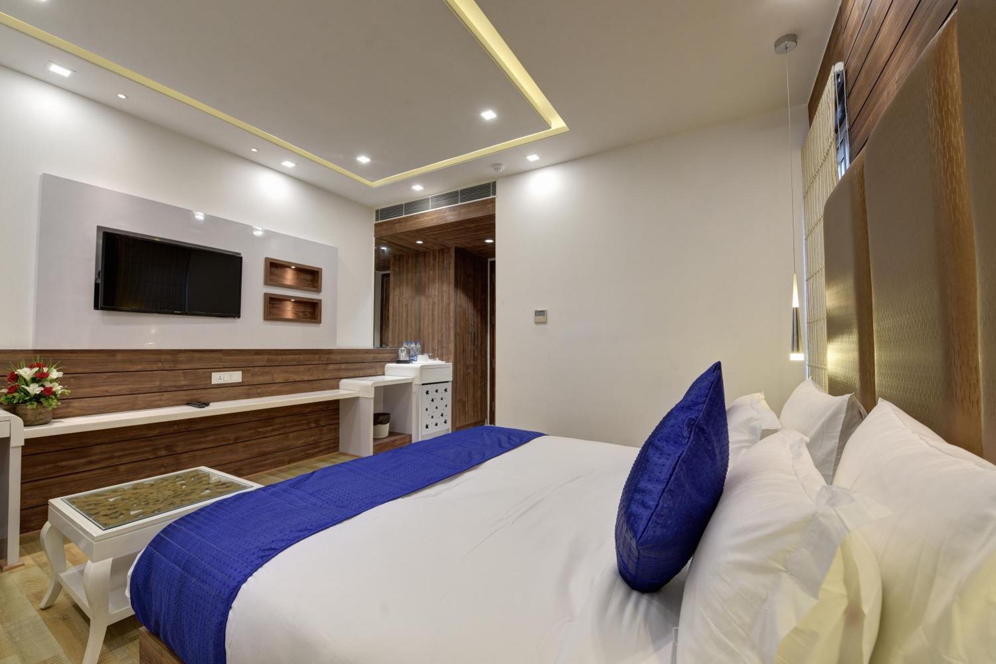 Golden Tree Hotel Noida Ngoại thất bức ảnh